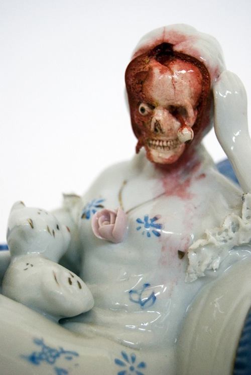 Jessica Harrison é uma artista que trabalha com bonecas de porcelana de um jeito bem particular a ponto dela ter sido a primeira artista que já vi a criar porcelanas de terror. É isso mesmo que você leu. Ela usa de pequenas estátuas de porcelana para explorar conceitos estéticos que você só veria em filmes de terror. 