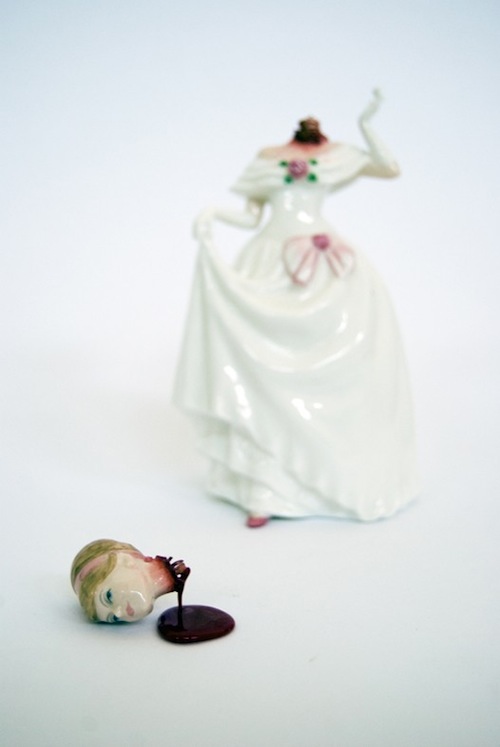 Jessica Harrison é uma artista que trabalha com bonecas de porcelana de um jeito bem particular a ponto dela ter sido a primeira artista que já vi a criar porcelanas de terror. É isso mesmo que você leu. Ela usa de pequenas estátuas de porcelana para explorar conceitos estéticos que você só veria em filmes de terror. 