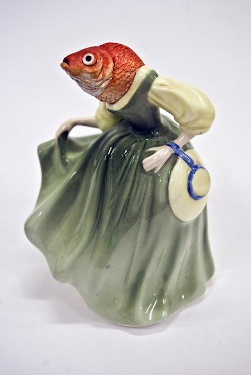 Jessica Harrison é uma artista que trabalha com bonecas de porcelana de um jeito bem particular a ponto dela ter sido a primeira artista que já vi a criar porcelanas de terror. É isso mesmo que você leu. Ela usa de pequenas estátuas de porcelana para explorar conceitos estéticos que você só veria em filmes de terror. 