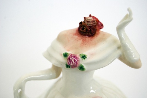 Jessica Harrison é uma artista que trabalha com bonecas de porcelana de um jeito bem particular a ponto dela ter sido a primeira artista que já vi a criar porcelanas de terror. É isso mesmo que você leu. Ela usa de pequenas estátuas de porcelana para explorar conceitos estéticos que você só veria em filmes de terror. 