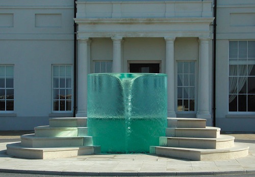 Uma fonte que funciona como um redemoinho? Essa é a Charybdis, A Fonte Redemoinho criada em 2000 por William Pye, famoso pelas suas fontes.