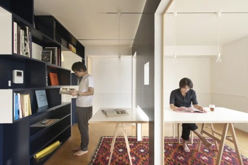 Switch / Yuko Shibata Office é trabalho arquitetônico feito em Tóquio com a finalidade de se construir um ambiente que misturasse perfeitamente um home office e a residência daqueles que ali moram. O projeto final é repleto de prateleiras que se movem e outros móveis que se arrastam. Eu achei inpirador.