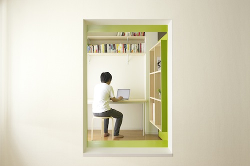 Switch / Yuko Shibata Office é trabalho arquitetônico feito em Tóquio com a finalidade de se construir um ambiente que misturasse perfeitamente um home office e a residência daqueles que ali moram. O projeto final é repleto de prateleiras que se movem e outros móveis que se arrastam. Eu achei inpirador.