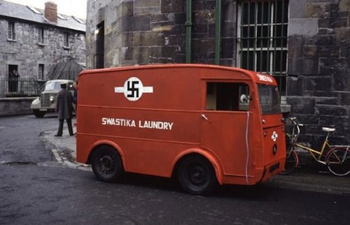 Antes das suásticas serem adotadas por Hitler e pelo Partido Nazista Alemão, o mundo vivia muito bem com esse símbolo. De times de hoquéi no gelo passando por embalagens de cerveja e de empresas de remédios, a suástica era um símbolo tão usado que hoje fica até um pouco estranho de observar.