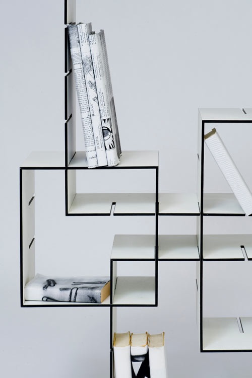 Konnex é um sistema modular de prateleiras em forma de cubos que se encaixam criando sistemas maiores. Mas o diferencia na obra de Florian Gross é que eles se encaixam numa espécie de sobreposição que cria outros cubos e deixa um visual ainda mais legal.