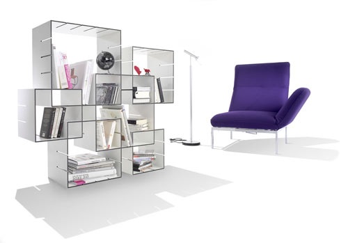 Konnex é um sistema modular de prateleiras em forma de cubos que se encaixam criando sistemas maiores. Mas o diferencia na obra de Florian Gross é que eles se encaixam numa espécie de sobreposição que cria outros cubos e deixa um visual ainda mais legal.