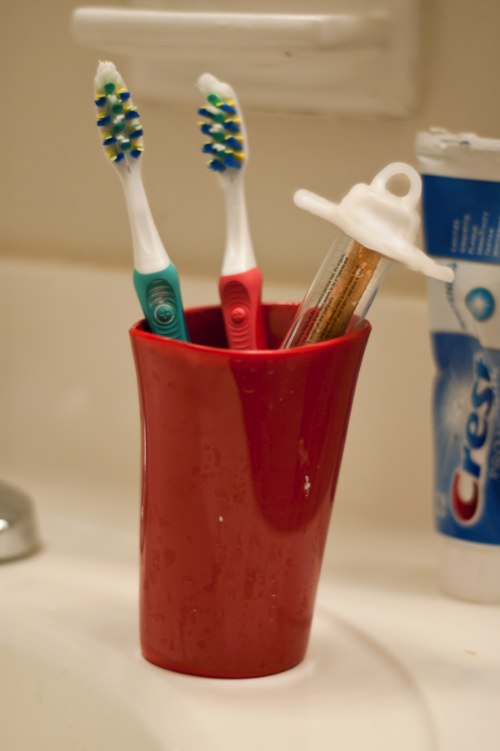 Miswak é um galho usado para a higiene bucal no Oriente Médio e em partes do Paquistão e Índia. Você morde a parte superior do galho e expõe a parte macia da madeira, de forma bem similar a uma escova de dentes. Mas, você escovaria os dentes com isso?