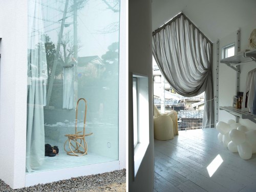 Hideyuki Nakayama Architecture são as pessoas responsáveis por mais esse belo exemplo de arquitetura japonesa, a O House. A casa tem uma forma e estrutura estreita e inesperada e uma faixada quase totalmente aberta para a rua, mostrando o dia-a-dia de todos. Mas, se isso te incomoda, saiba que existe também uma cortina que cobre toda a faixada frontal e que, devido ao seu material, faz com que a casa brilhe durante a noite. É sensacional.