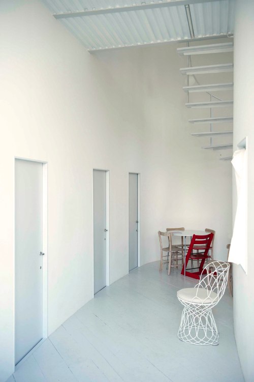 Hideyuki Nakayama Architecture são as pessoas responsáveis por mais esse belo exemplo de arquitetura japonesa, a O House. A casa tem uma forma e estrutura estreita e inesperada e uma faixada quase totalmente aberta para a rua, mostrando o dia-a-dia de todos. Mas, se isso te incomoda, saiba que existe também uma cortina que cobre toda a faixada frontal e que, devido ao seu material, faz com que a casa brilhe durante a noite. É sensacional.