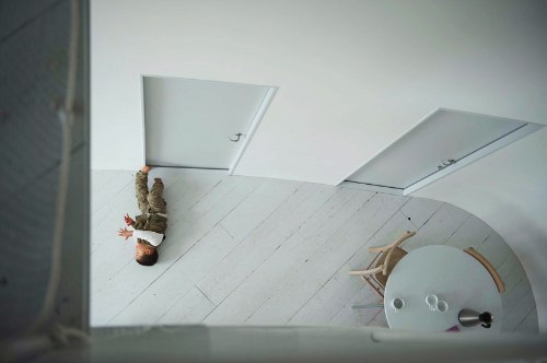 Hideyuki Nakayama Architecture são as pessoas responsáveis por mais esse belo exemplo de arquitetura japonesa, a O House. A casa tem uma forma e estrutura estreita e inesperada e uma faixada quase totalmente aberta para a rua, mostrando o dia-a-dia de todos. Mas, se isso te incomoda, saiba que existe também uma cortina que cobre toda a faixada frontal e que, devido ao seu material, faz com que a casa brilhe durante a noite. É sensacional.
