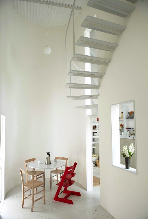 Hideyuki Nakayama Architecture são as pessoas responsáveis por mais esse belo exemplo de arquitetura japonesa, a O House. A casa tem uma forma e estrutura estreita e inesperada e uma faixada quase totalmente aberta para a rua, mostrando o dia-a-dia de todos. Mas, se isso te incomoda, saiba que existe também uma cortina que cobre toda a faixada frontal e que, devido ao seu material, faz com que a casa brilhe durante a noite. É sensacional.