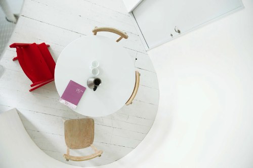 Hideyuki Nakayama Architecture são as pessoas responsáveis por mais esse belo exemplo de arquitetura japonesa, a O House. A casa tem uma forma e estrutura estreita e inesperada e uma faixada quase totalmente aberta para a rua, mostrando o dia-a-dia de todos. Mas, se isso te incomoda, saiba que existe também uma cortina que cobre toda a faixada frontal e que, devido ao seu material, faz com que a casa brilhe durante a noite. É sensacional.