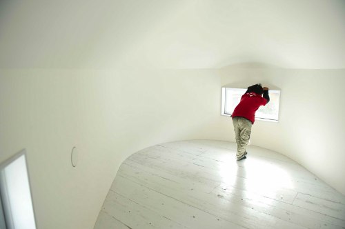 Hideyuki Nakayama Architecture são as pessoas responsáveis por mais esse belo exemplo de arquitetura japonesa, a O House. A casa tem uma forma e estrutura estreita e inesperada e uma faixada quase totalmente aberta para a rua, mostrando o dia-a-dia de todos. Mas, se isso te incomoda, saiba que existe também uma cortina que cobre toda a faixada frontal e que, devido ao seu material, faz com que a casa brilhe durante a noite. É sensacional.