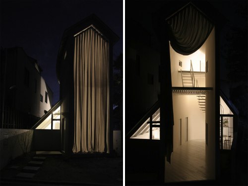 Hideyuki Nakayama Architecture são as pessoas responsáveis por mais esse belo exemplo de arquitetura japonesa, a O House. A casa tem uma forma e estrutura estreita e inesperada e uma faixada quase totalmente aberta para a rua, mostrando o dia-a-dia de todos. Mas, se isso te incomoda, saiba que existe também uma cortina que cobre toda a faixada frontal e que, devido ao seu material, faz com que a casa brilhe durante a noite. É sensacional.