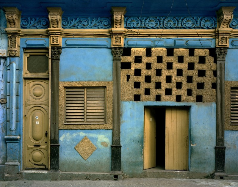 Michael Eastman é um fotógrafo que passou as últimas quatro décadas documentando fachadas de cidades como Nova Orleans, Paris, Roma e Havana. Sendo que essa última foi tão interessante para mim que resolvi selecionar algumas das fotos que eu mais gostei no seu portfólio e escrever algo sobre elas por aqui.