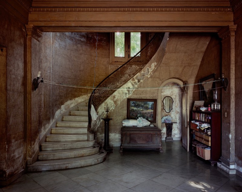 Michael Eastman é um fotógrafo que passou as últimas quatro décadas documentando fachadas de cidades como Nova Orleans, Paris, Roma e Havana. Sendo que essa última foi tão interessante para mim que resolvi selecionar algumas das fotos que eu mais gostei no seu portfólio e escrever algo sobre elas por aqui.