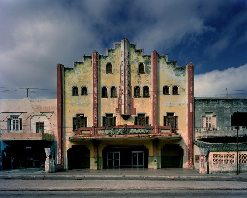 Michael Eastman é um fotógrafo que passou as últimas quatro décadas documentando fachadas de cidades como Nova Orleans, Paris, Roma e Havana. Sendo que essa última foi tão interessante para mim que resolvi selecionar algumas das fotos que eu mais gostei no seu portfólio e escrever algo sobre elas por aqui. 