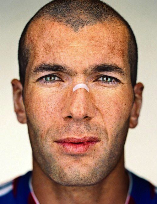 As fotos que Martin Schoeller tirou de alguns famosos são daquelas que te colocam tão perto dos seus ídolos que parece que você pode ler os olhos deles. Eu acho fenomenal.