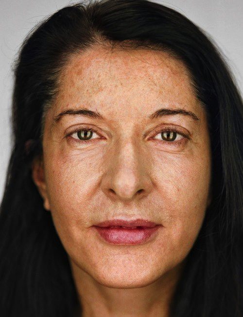 Martin Schoeller é um fotógrafo alemão famoso pelas suas séries premiadas de retratos em close up. Essas fotos são especiais devido a forma com a qual rostos familiares se tornam diferentes quando nossas noções de valor, celebridade e honestidade passam a ser questionadas.Crescer na Alemanha influenciou o trabalho de Martin Schoeller de várias formas e uma delas foi a fotografia de August Sander e seus retratos de trabalhadores. Além disso, o trabalho de Bernd e Hilla Becher marcaram muito seus anos de aprendizado.