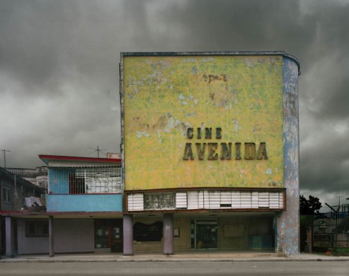 Michael Eastman é um fotógrafo que passou as últimas quatro décadas documentando fachadas de cidades como Nova Orleans, Paris, Roma e Havana. Sendo que essa última foi tão interessante para mim que resolvi selecionar algumas das fotos que eu mais gostei no seu portfólio e escrever algo sobre elas por aqui. 