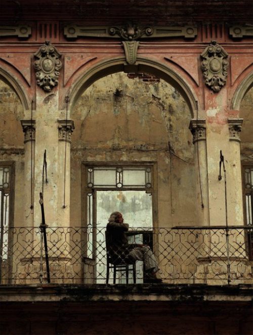 Michael Eastman é um fotógrafo que passou as últimas quatro décadas documentando fachadas de cidades como Nova Orleans, Paris, Roma e Havana. Sendo que essa última foi tão interessante para mim que resolvi selecionar algumas das fotos que eu mais gostei no seu portfólio e escrever algo sobre elas por aqui. 