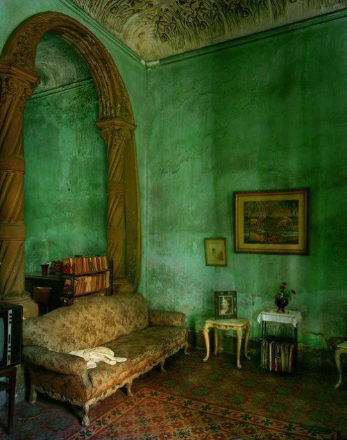 Michael Eastman é um fotógrafo que passou as últimas quatro décadas documentando fachadas de cidades como Nova Orleans, Paris, Roma e Havana. Sendo que essa última foi tão interessante para mim que resolvi selecionar algumas das fotos que eu mais gostei no seu portfólio e escrever algo sobre elas por aqui. 