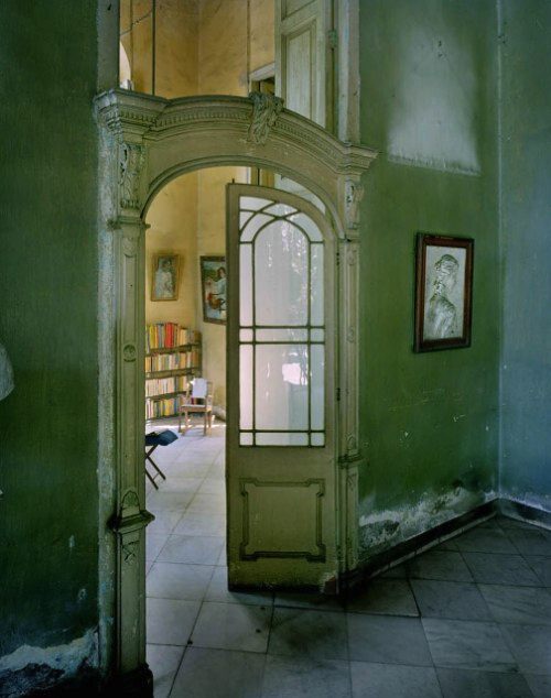 Michael Eastman é um fotógrafo que passou as últimas quatro décadas documentando fachadas de cidades como Nova Orleans, Paris, Roma e Havana. Sendo que essa última foi tão interessante para mim que resolvi selecionar algumas das fotos que eu mais gostei no seu portfólio e escrever algo sobre elas por aqui. 