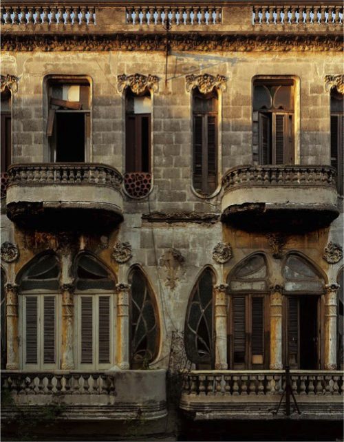 Michael Eastman é um fotógrafo que passou as últimas quatro décadas documentando fachadas de cidades como Nova Orleans, Paris, Roma e Havana. Sendo que essa última foi tão interessante para mim que resolvi selecionar algumas das fotos que eu mais gostei no seu portfólio e escrever algo sobre elas por aqui. 