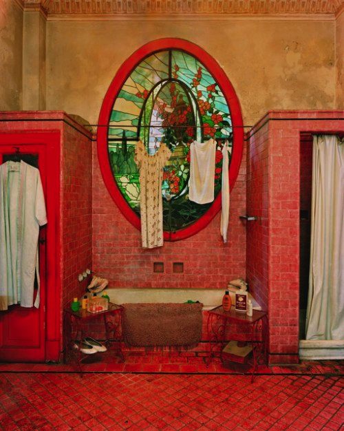 Michael Eastman é um fotógrafo que passou as últimas quatro décadas documentando fachadas de cidades como Nova Orleans, Paris, Roma e Havana. Sendo que essa última foi tão interessante para mim que resolvi selecionar algumas das fotos que eu mais gostei no seu portfólio e escrever algo sobre elas por aqui. 