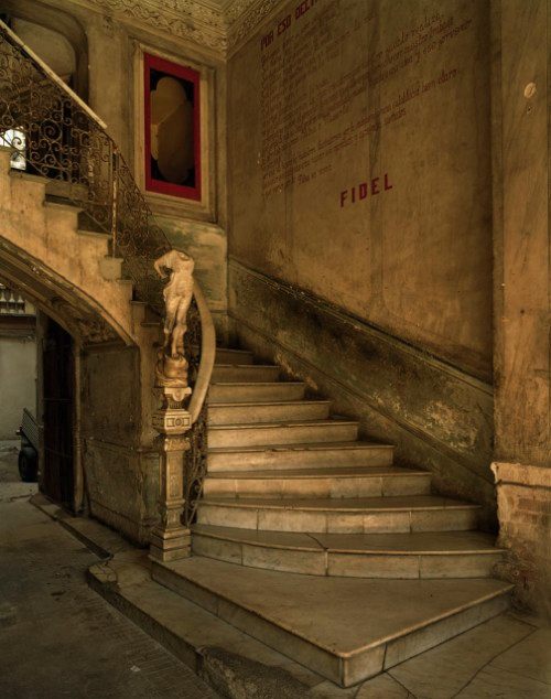 Michael Eastman é um fotógrafo que passou as últimas quatro décadas documentando fachadas de cidades como Nova Orleans, Paris, Roma e Havana. Sendo que essa última foi tão interessante para mim que resolvi selecionar algumas das fotos que eu mais gostei no seu portfólio e escrever algo sobre elas por aqui. 