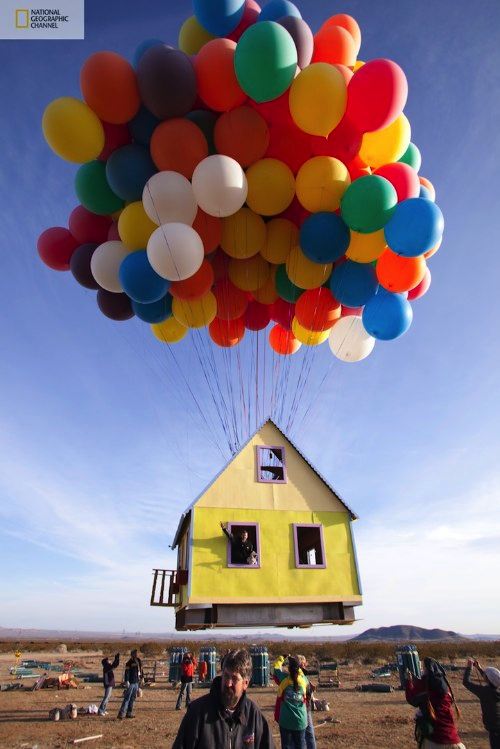 O pessoal do National Geographic Channel juntou alguns cientistas, engenheiros e dois campeões mundiais de balonismo para colocar em vôo uma ideia que eles tiveram ao ver UP! Imagine uma coisa, seria realmente possível fazer uma casa voar com a ajuda de algumas dezenas de balões inflados com hélio? Seria possível recriar a casa voadora do filme Up? Eu acredito que sim mas... Tenho minhas dúvidas mas adoraria ver isso acontecendo de verdade.