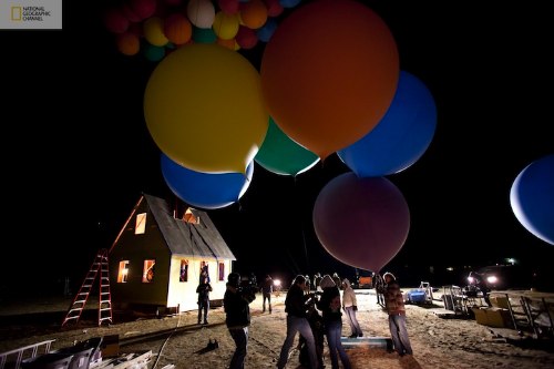 O pessoal do National Geographic Channel juntou alguns cientistas, engenheiros e dois campeões mundiais de balonismo para colocar em vôo uma ideia que eles tiveram ao ver UP! Imagine uma coisa, seria realmente possível fazer uma casa voar com a ajuda de algumas dezenas de balões inflados com hélio? Seria possível recriar a casa voadora do filme Up? Eu acredito que sim mas... Tenho minhas dúvidas mas adoraria ver isso acontecendo de verdade.