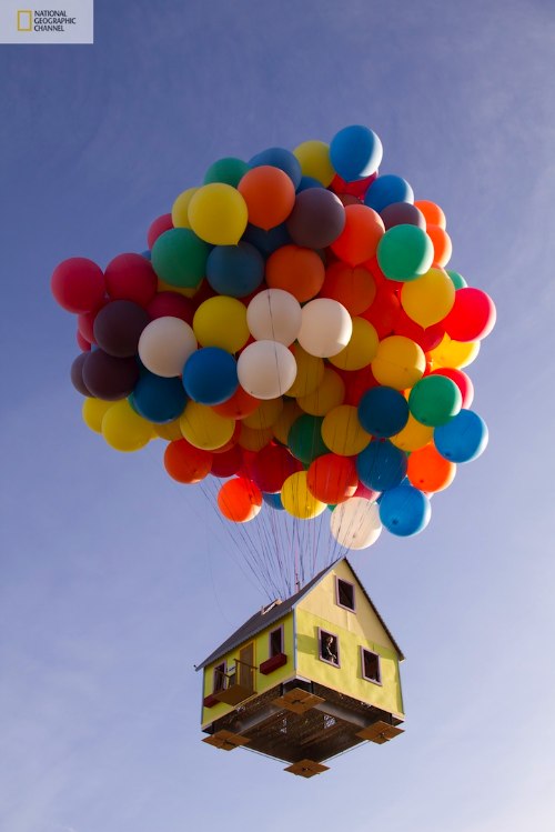 O pessoal do National Geographic Channel juntou alguns cientistas, engenheiros e dois campeões mundiais de balonismo para colocar em vôo uma ideia que eles tiveram ao ver UP! Imagine uma coisa, seria realmente possível fazer uma casa voar com a ajuda de algumas dezenas de balões inflados com hélio? Seria possível recriar a casa voadora do filme Up? Eu acredito que sim mas... Tenho minhas dúvidas mas adoraria ver isso acontecendo de verdade.