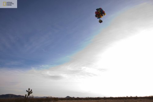 O pessoal do National Geographic Channel juntou alguns cientistas, engenheiros e dois campeões mundiais de balonismo para colocar em vôo uma ideia que eles tiveram ao ver UP! Imagine uma coisa, seria realmente possível fazer uma casa voar com a ajuda de algumas dezenas de balões inflados com hélio? Seria possível recriar a casa voadora do filme Up? Eu acredito que sim mas... Tenho minhas dúvidas mas adoraria ver isso acontecendo de verdade.