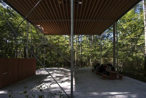 O estúdio japonês Go Hasegawa criou a residência de fim de semana que foi nomeada Pilotis in a Forest. Há apenas três horas de Tóquio, a ideia da casa é a co existência com a natureza ao seu redor. E isso ela conseguiu muito bem.