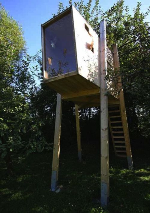 Nunca morei em casa e nunca tive uma casa na árvore. Acho que por culpa disso que eu ache esse tipo de estrutura tão interessante. Ainda mais quando tem um formato trapezóide como essa que foi construida na Eslovênia.