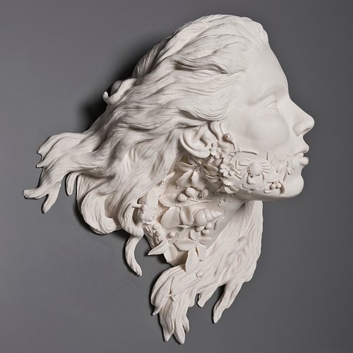 Kate MacDowell usa de porcelana para criar obras de arte inspiradas pela natureza. Seus trabalhos são esculpidos com realismo e com uma meticulosidade sem limites. Ela transforma cada objeto manualmente, pena por pena, folha por folha. E, dessa forma, ela acaba se envolvendo intimamente com cada uma de suas esculturas.