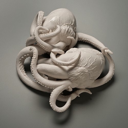 Kate MacDowell usa de porcelana para criar obras de arte inspiradas pela natureza. Seus trabalhos são esculpidos com realismo e com uma meticulosidade sem limites. Ela transforma cada objeto manualmente, pena por pena, folha por folha. E, dessa forma, ela acaba se envolvendo intimamente com cada uma de suas esculturas.