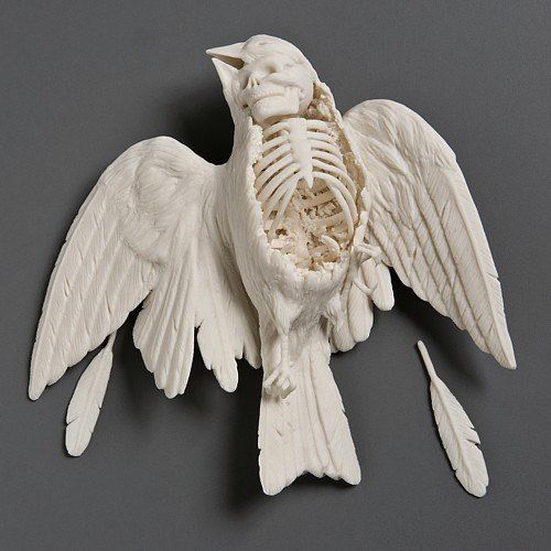 Kate MacDowell usa de porcelana para criar obras de arte inspiradas pela natureza. Seus trabalhos são esculpidos com realismo e com uma meticulosidade sem limites. Ela transforma cada objeto manualmente, pena por pena, folha por folha. E, dessa forma, ela acaba se envolvendo intimamente com cada uma de suas esculturas.