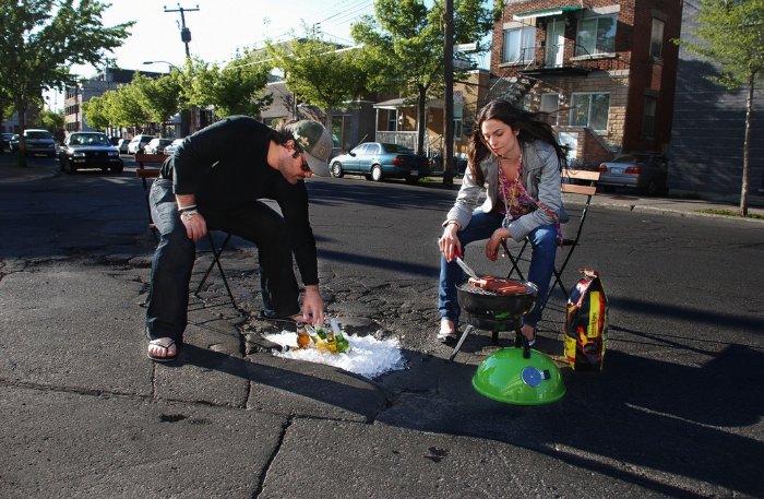My Potholes é um projeto que tenta ridicularizar a presença massiva de buracos nas ruas de Montreal, no Canadá. A ideia é mostrar o tamanho e a frequência desses buracos colocando-os com funcionalidades da vida real mas de uma forma ridícula e exagerada. Como piscinas, panelas e lagos.