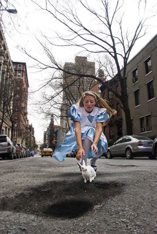 My Potholes é um projeto que tenta ridicularizar a presença massiva de buracos nas ruas de Montreal, no Canadá. A ideia é mostrar o tamanho e a frequência desses buracos colocando-os com funcionalidades da vida real mas de uma forma ridícula e exagerada. Como piscinas, panelas e lagos.