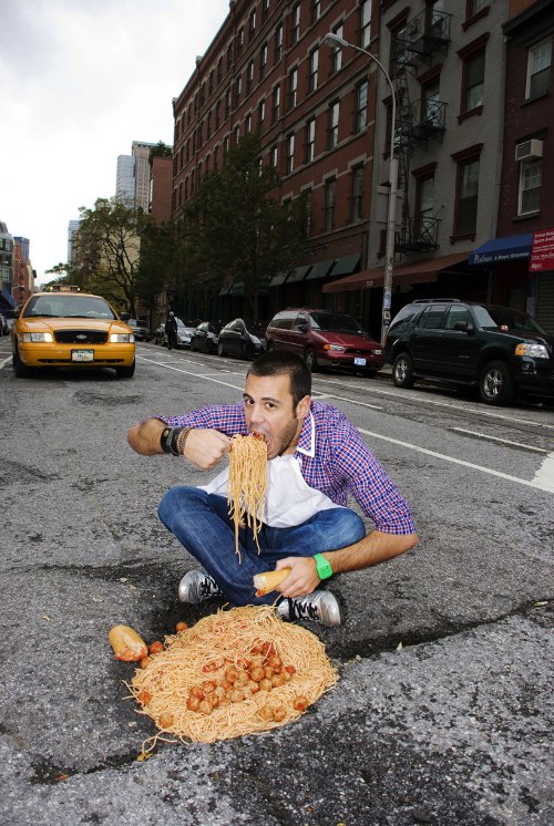 My Potholes é um projeto que tenta ridicularizar a presença massiva de buracos nas ruas de Montreal, no Canadá. A ideia é mostrar o tamanho e a frequência desses buracos colocando-os com funcionalidades da vida real mas de uma forma ridícula e exagerada. Como piscinas, panelas e lagos.