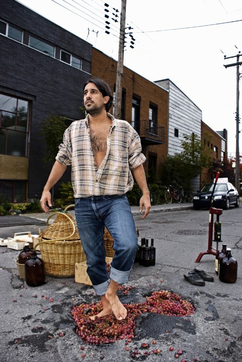 My Potholes é um projeto que tenta ridicularizar a presença massiva de buracos nas ruas de Montreal, no Canadá. A ideia é mostrar o tamanho e a frequência desses buracos colocando-os com funcionalidades da vida real mas de uma forma ridícula e exagerada. Como piscinas, panelas e lagos.