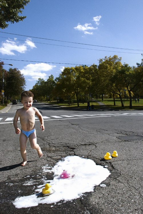 My Potholes é um projeto que tenta ridicularizar a presença massiva de buracos nas ruas de Montreal, no Canadá. A ideia é mostrar o tamanho e a frequência desses buracos colocando-os com funcionalidades da vida real mas de uma forma ridícula e exagerada. Como piscinas, panelas e lagos.