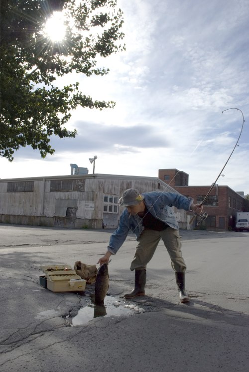 My Potholes é um projeto que tenta ridicularizar a presença massiva de buracos nas ruas de Montreal, no Canadá. A ideia é mostrar o tamanho e a frequência desses buracos colocando-os com funcionalidades da vida real mas de uma forma ridícula e exagerada. Como piscinas, panelas e lagos.