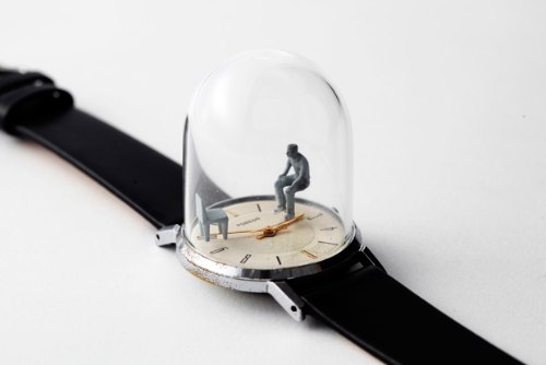 Dominic Wilcox transforma relógios em obras de arte fora do comum, utilizando dos ponteiros para criar esculturas que se movem. Se movem e se transformam em coisas diferentes quando eles se movem.