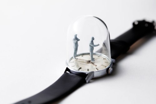 Dominic Wilcox transforma relógios em obras de arte fora do comum, utilizando dos ponteiros para criar esculturas que se movem. Se movem e se transformam em coisas diferentes quando eles se movem.