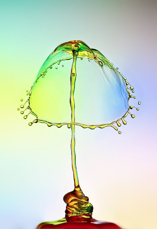 Heinz Maier é um fotógrafo que resolveu trabalhar com aquele breve momento onde as gotas de água reagem a queda. Chamei essas fotografias de Esculturas de Gotas d'Água porque, para mim, elas são como estátuas de vidro. Pelo menos, por alguns centésimos de segundo.