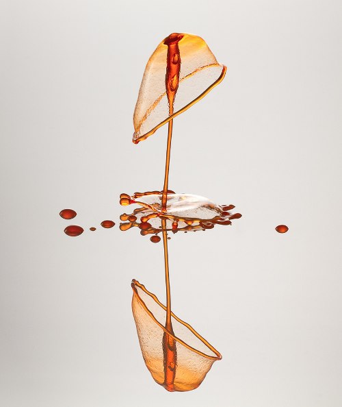 Heinz Maier é um fotógrafo que resolveu trabalhar com aquele breve momento onde as gotas de água reagem a queda. Chamei essas fotografias de Esculturas de Gotas d'Água porque, para mim, elas são como estátuas de vidro. Pelo menos, por alguns centésimos de segundo.