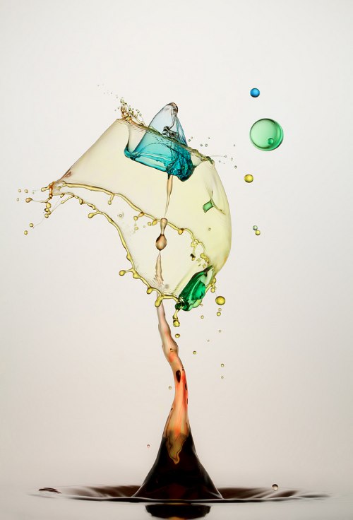 Heinz Maier é um fotógrafo que resolveu trabalhar com aquele breve momento onde as gotas de água reagem a queda. Chamei essas fotografias de Esculturas de Gotas d'Água porque, para mim, elas são como estátuas de vidro. Pelo menos, por alguns centésimos de segundo.